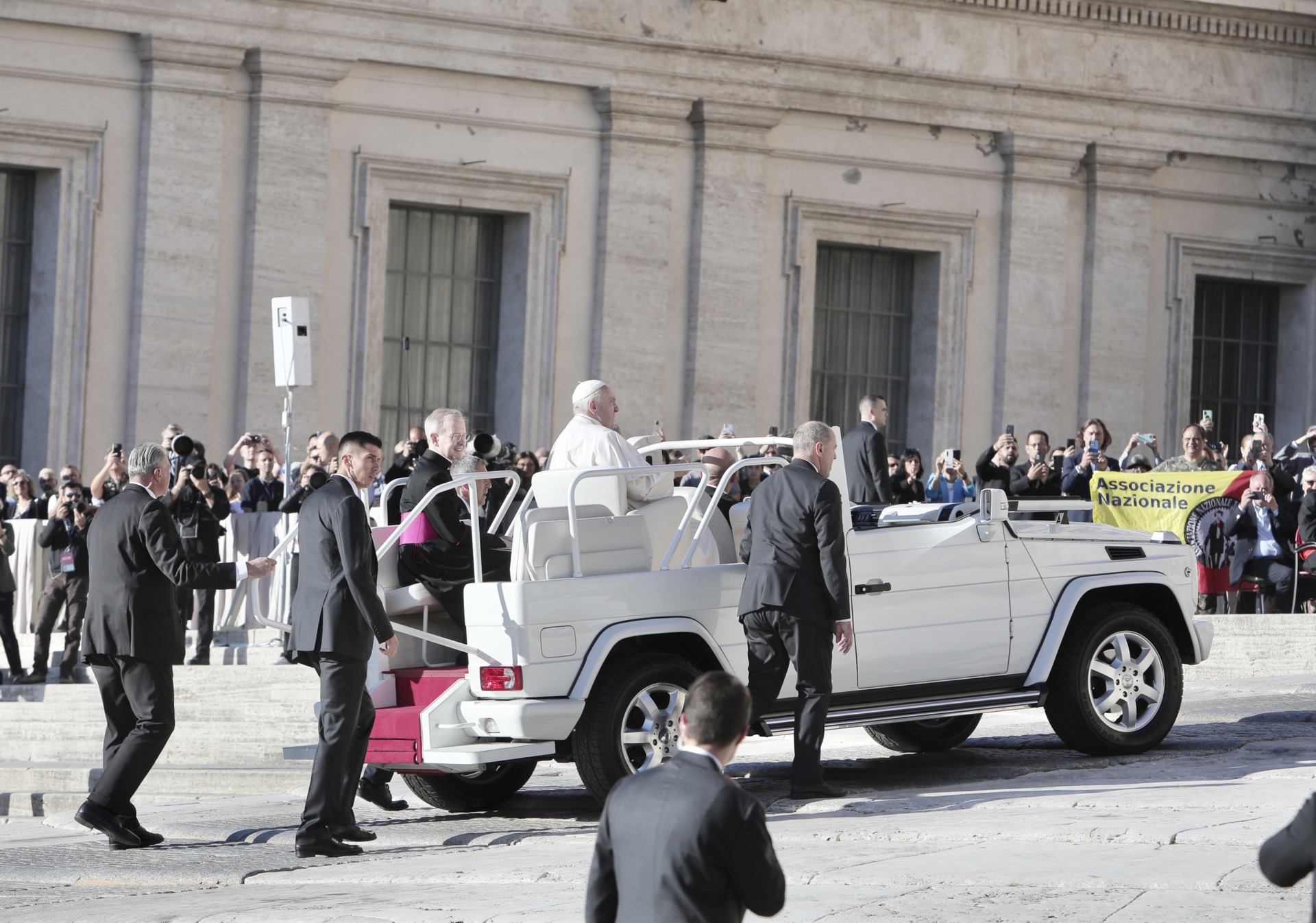 Malteser Romwallfahrt 2022 - Audienz mit Papst Franziskus auf dem Petersplatz