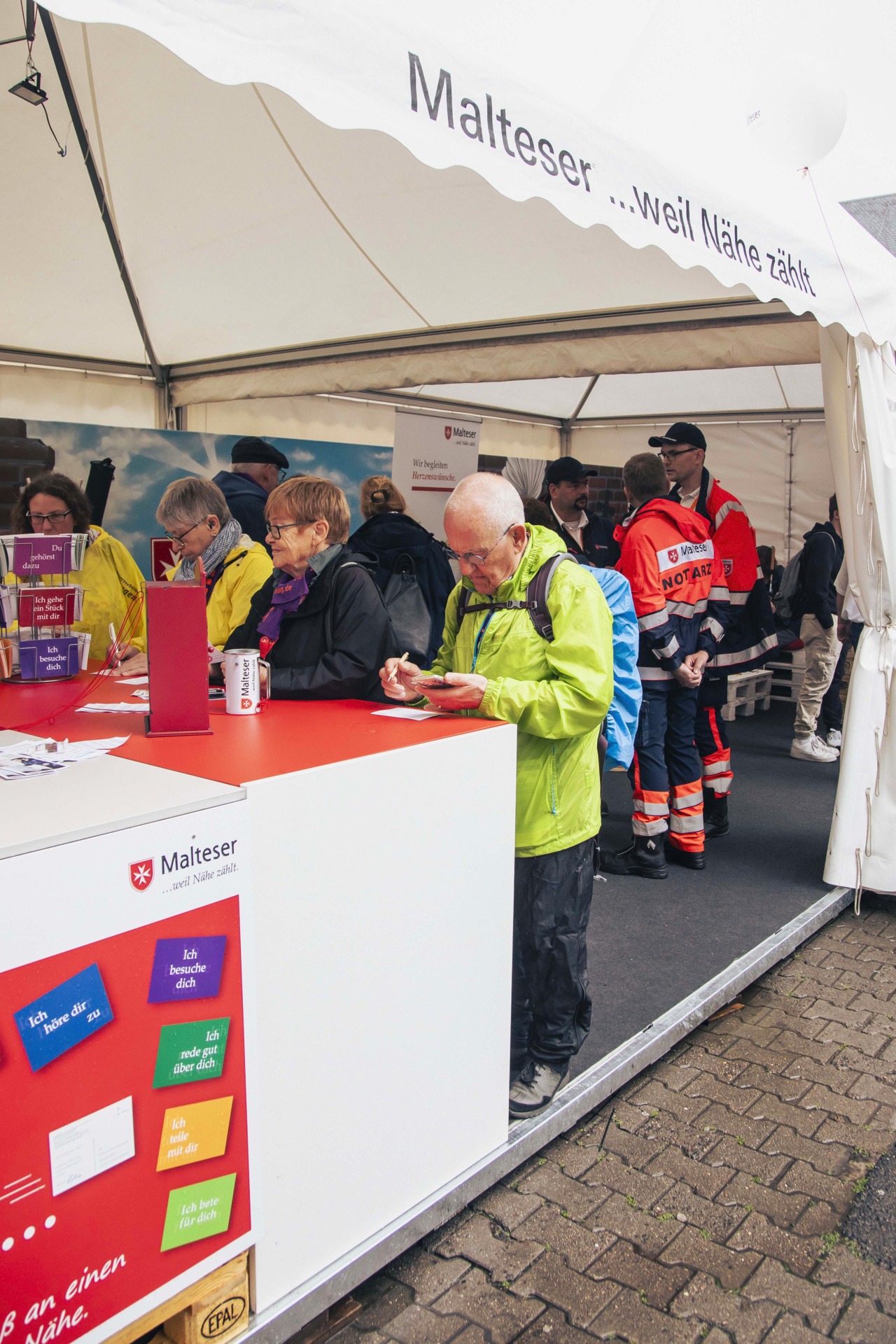 Malteser Stand auf der Kirchenmeile des Katholikentags 2024