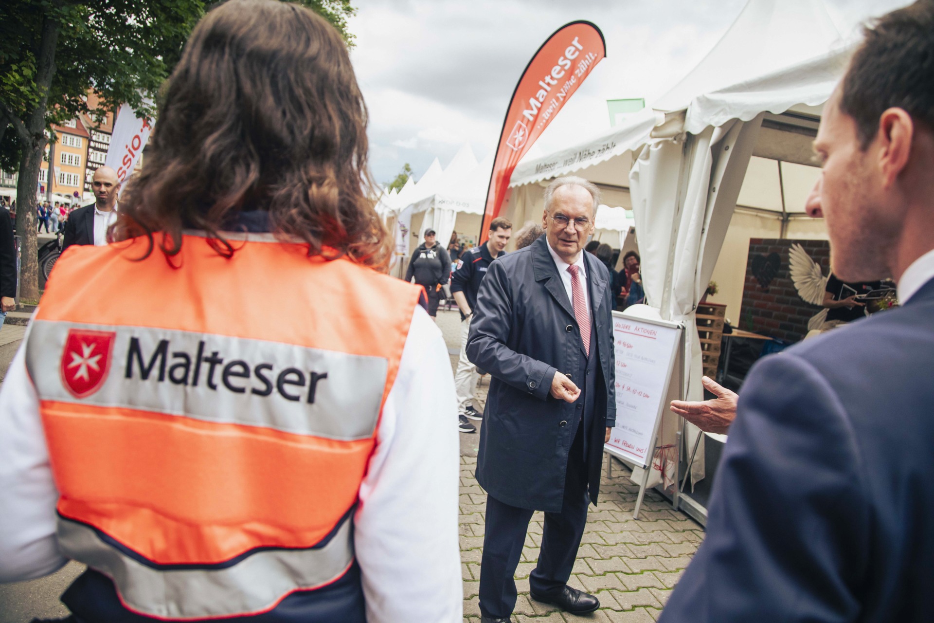 Ministerpräsident Reiner Haseloff am Malteser Stand auf dem Katholikentag 2024